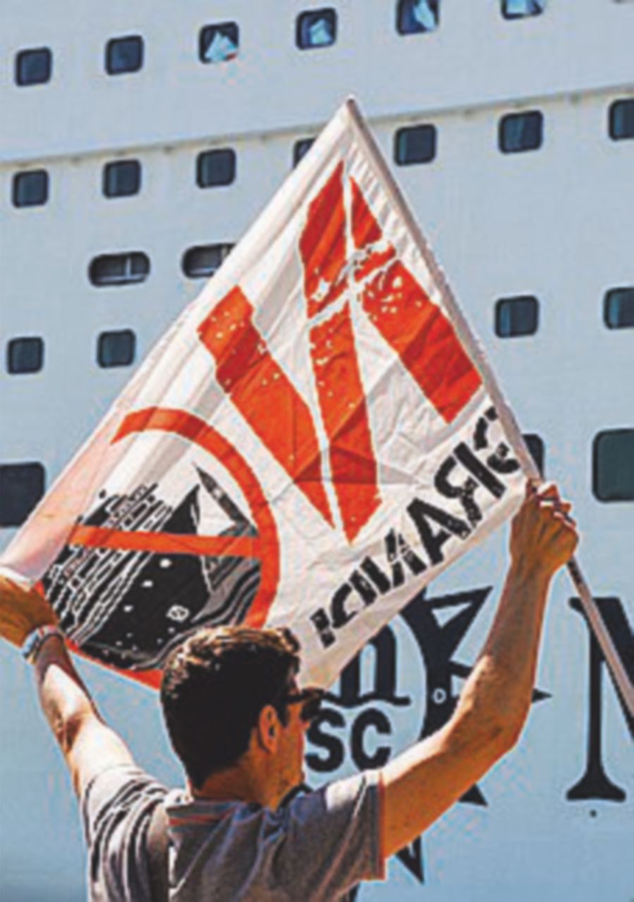 In tremila al corteo contro i “mostri” dentro la Laguna