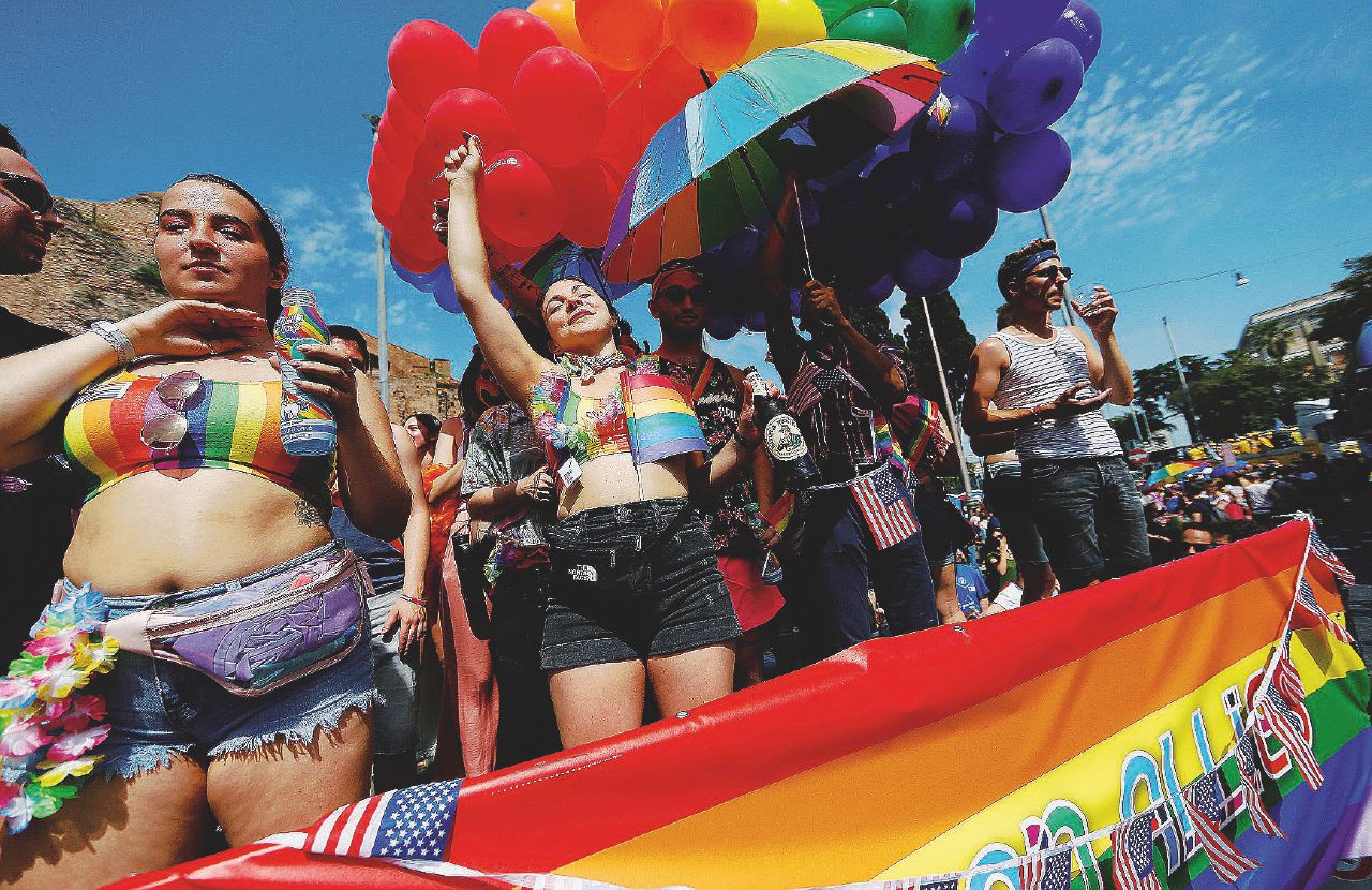 Copertina di Al Gay pride contro il giornalista polacco che ha scritto: “Sparate alle persone lgbt”