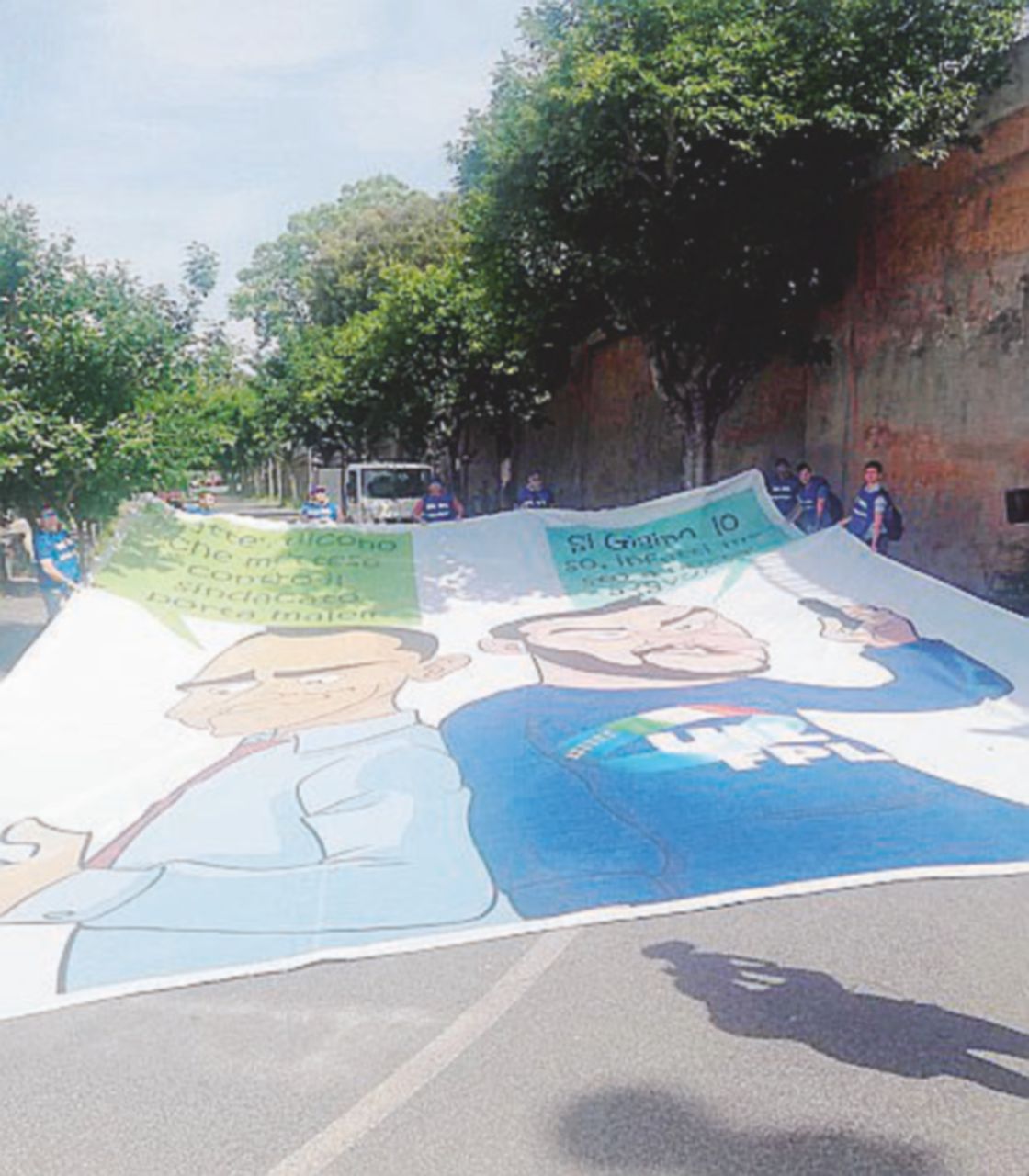 Roma, via uno striscione contro i vicepremier