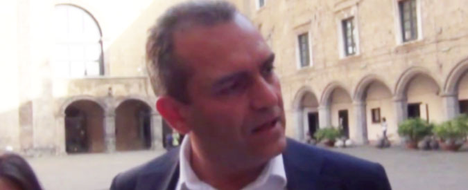 Copertina di De Magistris: “Interrogazione M5s per commissariare Napoli? Una vergogna, neppure Mussolini sarebbe arrivato a tanto”