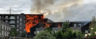 Copertina di Londra, palazzo di sei piani avvolto dalle fiamme: 100 vigili del fuoco impegnati nella periferia est della città