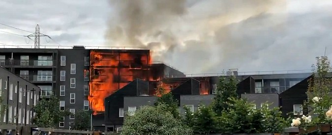 Copertina di Londra, palazzo di sei piani avvolto dalle fiamme: 100 vigili del fuoco impegnati nella periferia est della città