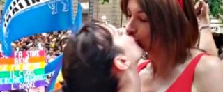 Copertina di Roma Pride, il bacio tra Vladimir Luxuria e Asia Argento sul palco della manifestazione per i diritti lgbt
