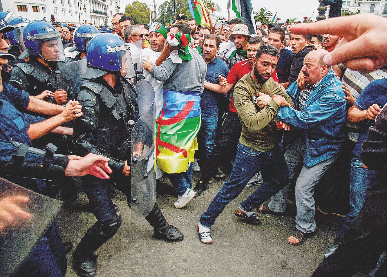 Copertina di Caos in Algeria: popolo in piazza e presidenziali cancellate
