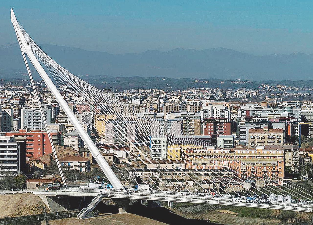 Copertina di Cosenza, il centro si sbriciola ma la ricetta sono le ruspe