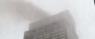 Copertina di Usa, elicottero contro un grattacielo a New York sulla 7th Avenue a Manhattan: incendio sul tetto. Morto il pilota