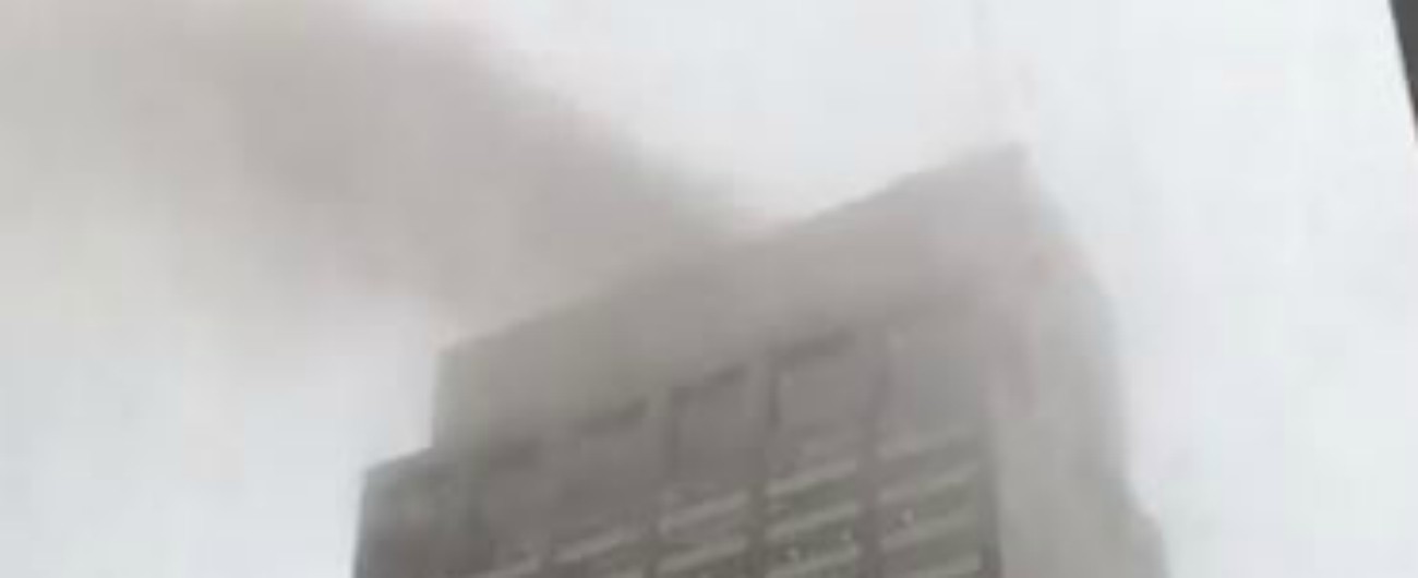 Usa, elicottero contro un grattacielo a New York sulla 7th Avenue a Manhattan: incendio sul tetto. Morto il pilota