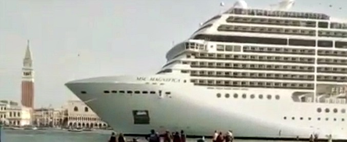 Copertina di Venezia, regata a remi viene interrotta dal passaggio della crociera. Abitanti riprendono: “Nessun rispetto”