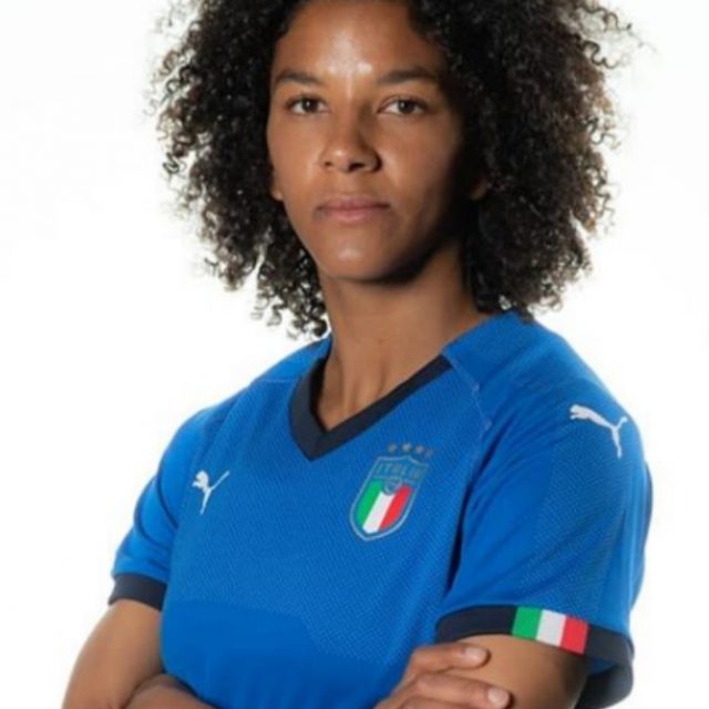 Sara Gama, la capitana della Nazionale femminile di calcio insultata sui social: “Come fa a essere italiana?”