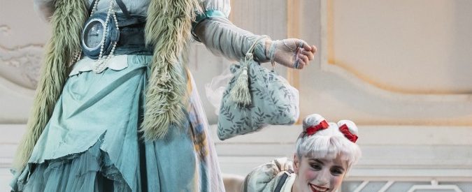 La Cenerentola di Rossini “caricata a molla” di Emma Dante: una fiaba crudele in una casa di bambola