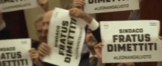 Copertina di Legnano, protesta M5s contro il sindaco leghista ai domiciliari che ha ritirato le dimissioni. E Carroccio grida: “Raggi, Raggi”