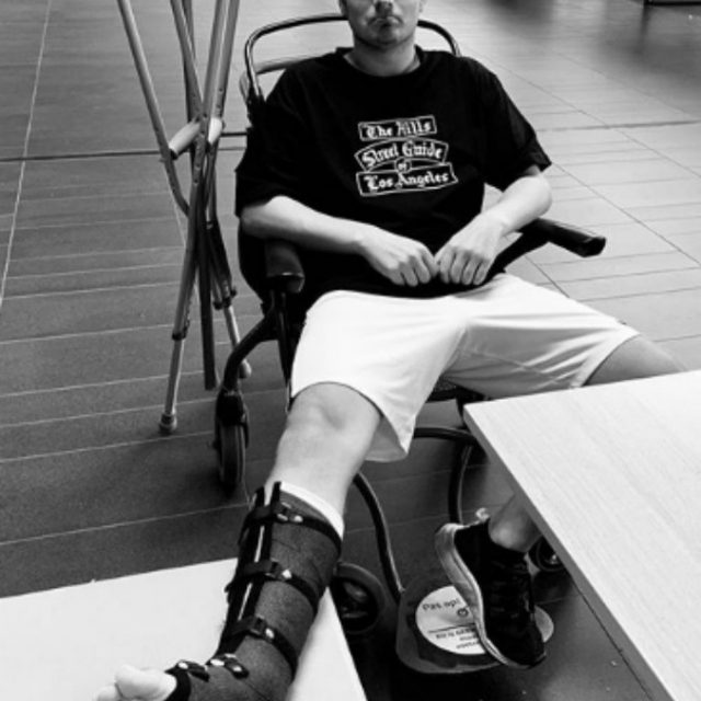 Martin Garrix dovrà essere operato: “Se non lo faccio ora potrei avere danni permanenti”. Cancellati tutti i concerti del dj