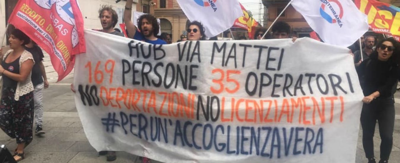 Migranti, proteste per la chiusura dell’Hub di via Mattei a Bologna. E dei 144 da trasferire in Sicilia ne restano 20