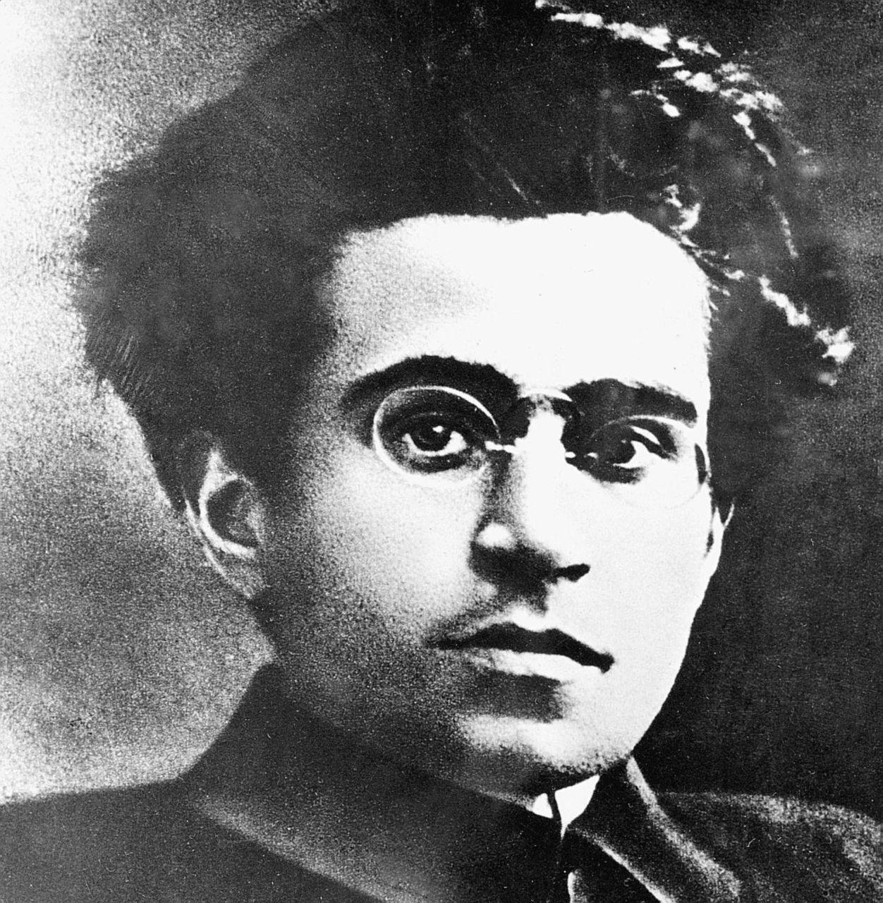 Copertina di Gramsci dietro una pila di libri. E nacque la cultura socialista