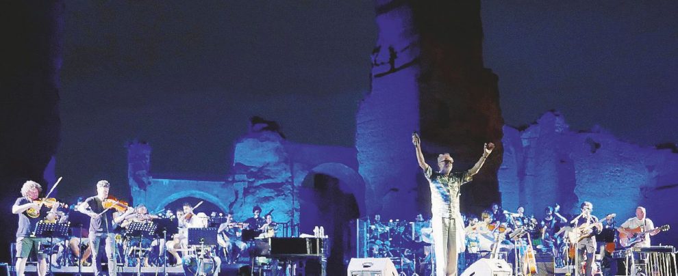 Stasera si replica - Secondo concerto alle Terme di Caracalla prima di muoversi alla volta di Taormina (il 13 giugno) De Gregori, il mago sornione stanco di cantare “Viva l’Italia”