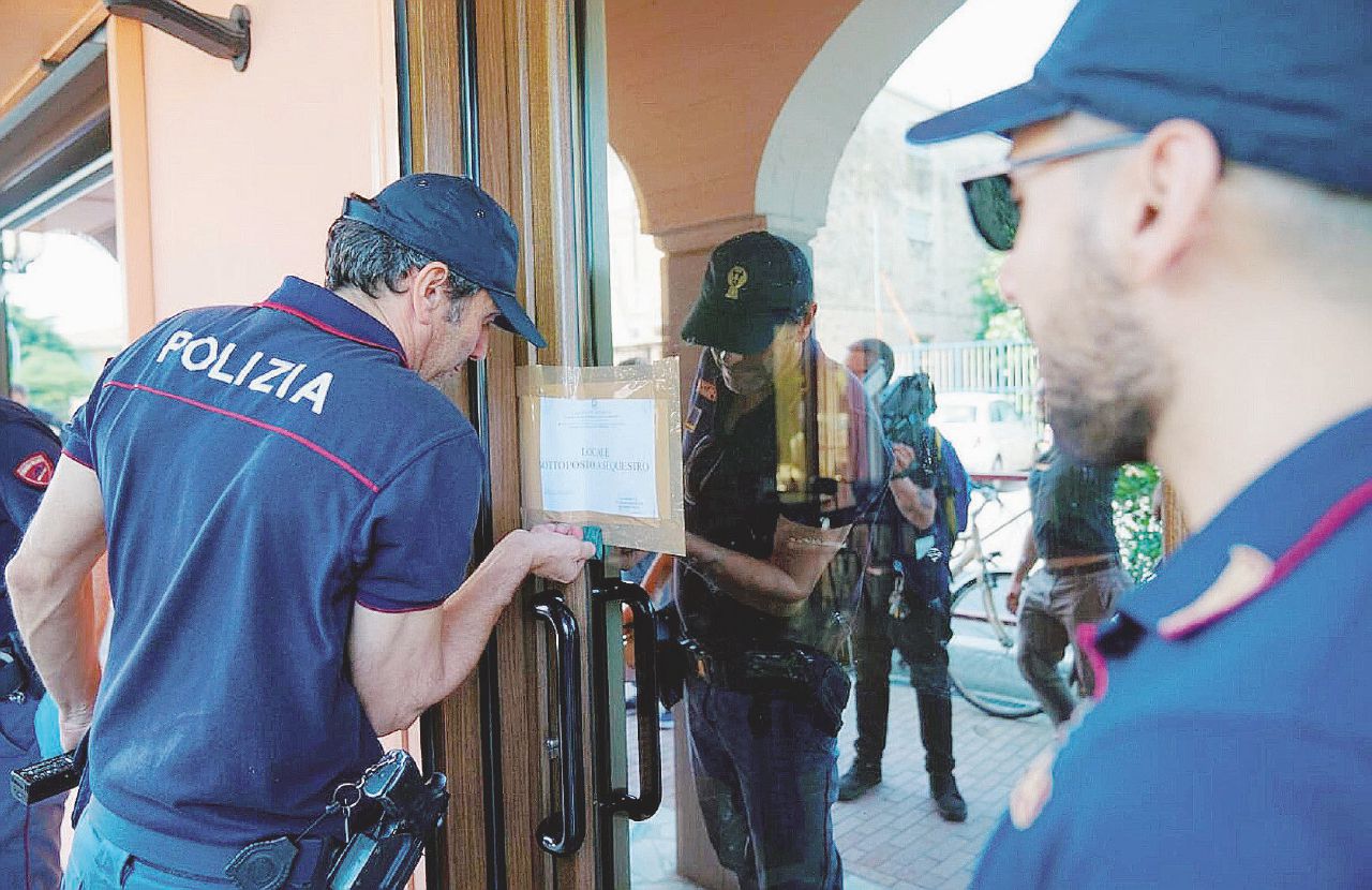 “Colpo sparato alle spalle e dall’alto”. Vacilla la legittima difesa del tabaccaio