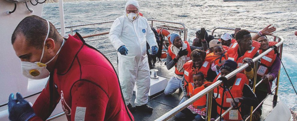 I migranti della Sea Watch nel gennaio di quest’anno - LaPresse Ecco la sicurezza bis: reprimere il dissenso e multare le navi Ong