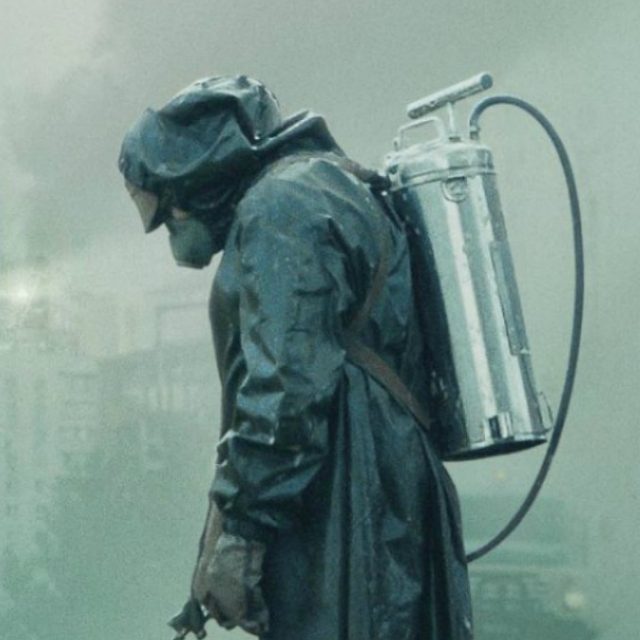 Chernobyl, uno dei “liquidatori eroi” vede la serie tv e si suicida: “Gli avevano negato la casa popolare”