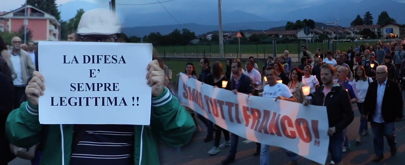 Copertina di Ladro ucciso a Ivrea, fiaccolata per il tabaccaio: “Siamo tutti con Franco. Ha sparato dal balcone? Lo farei anche io”