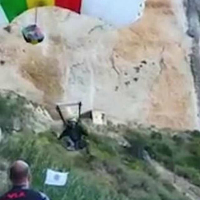 Mahieu Maurice, il campione di base jumping sbaglia traiettoria e si schianta contro una roccia spezzandosi una gamba