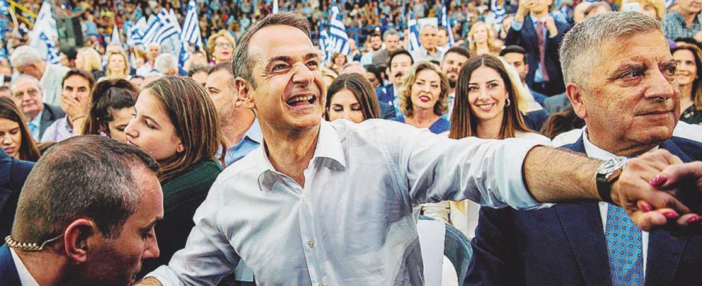 La sfida - Kyriakos Mitsotakis (Nea Demokratia) Il clan politico dei Mitsotakis balla il sirtaki, Tsipras annaspa