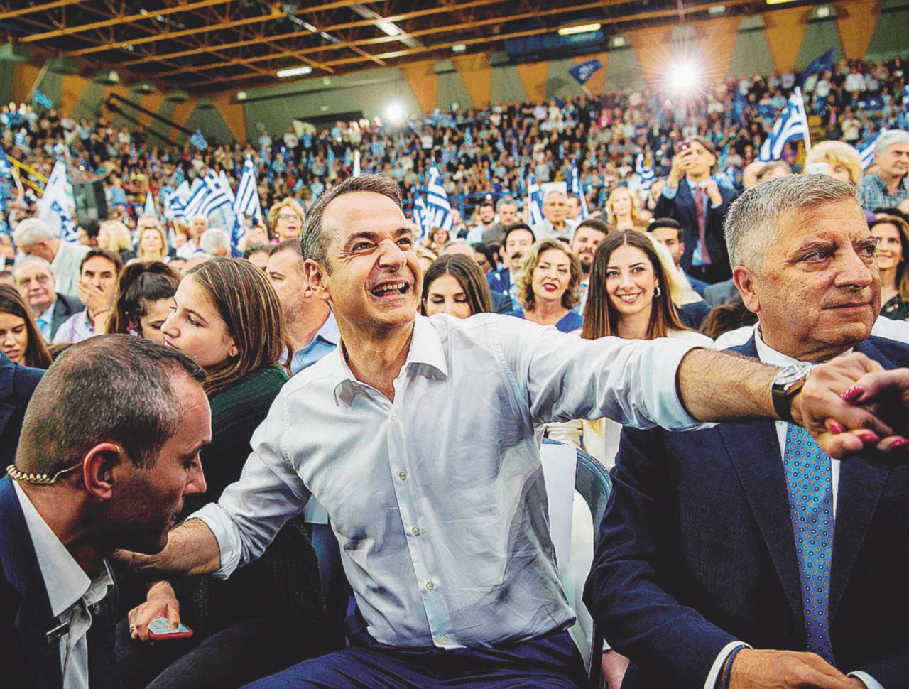 La sfida - Kyriakos Mitsotakis (Nea Demokratia) Il clan politico dei Mitsotakis balla il sirtaki, Tsipras annaspa