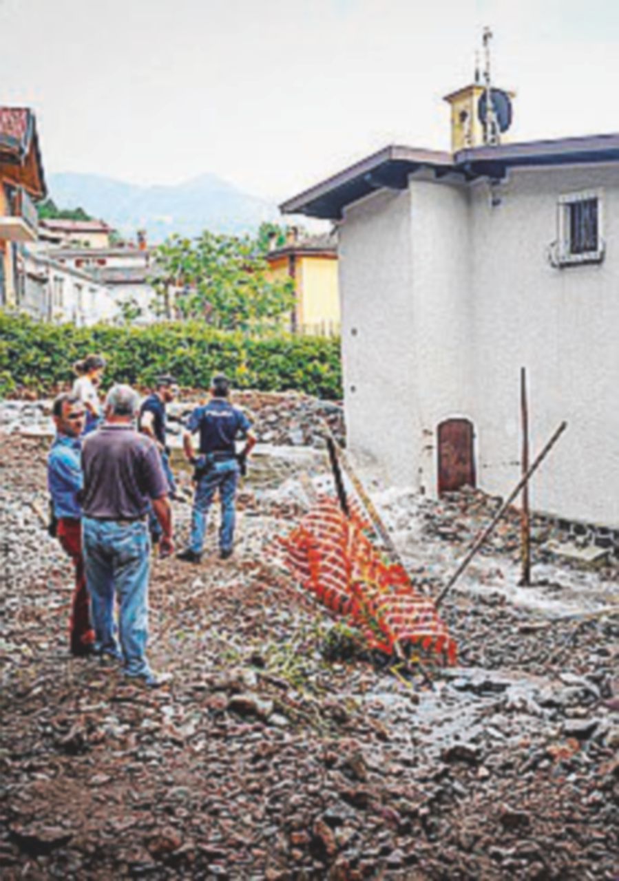 Pioggia torrenziale. Quasi mille sfollati in provincia di Lecco Pioggia torrenziale. Quasi mille sfollati in provincia di Lecco