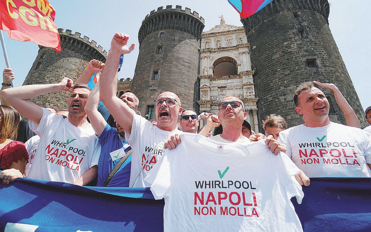 Copertina di Whirlpool prende tempo. Calenda accusa Di Maio