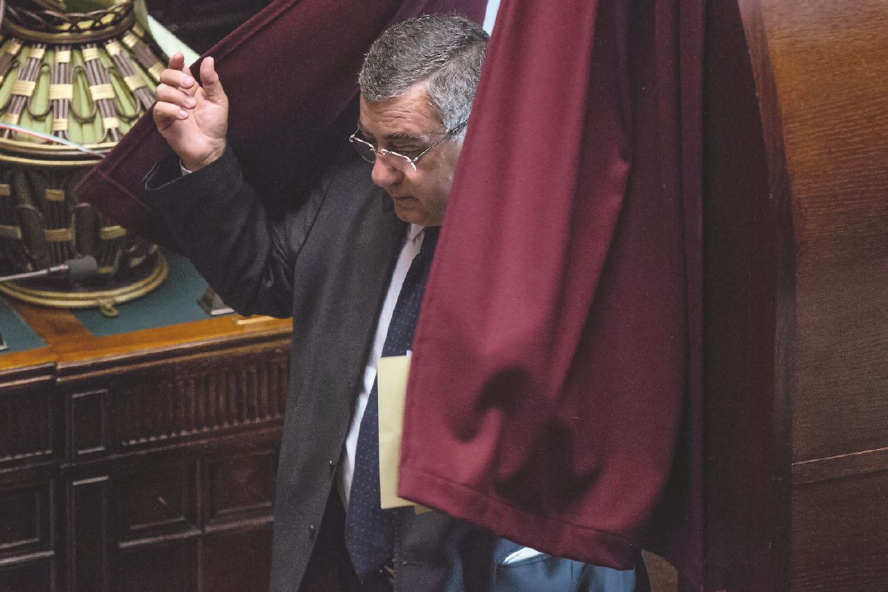 Ave Cesaro - Il senatore berlusconiano Luigi Cesaro, già sodale di Nicola Cosentino - LaPresse Salvare ’a Purpetta: la sceneggiata di Camera e Senato