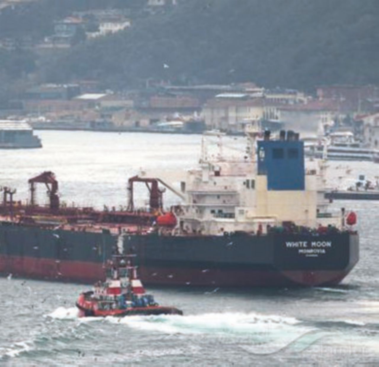 Copertina di La nave col petrolio “sbagliato” bloccata dall’Eni a Milazzo