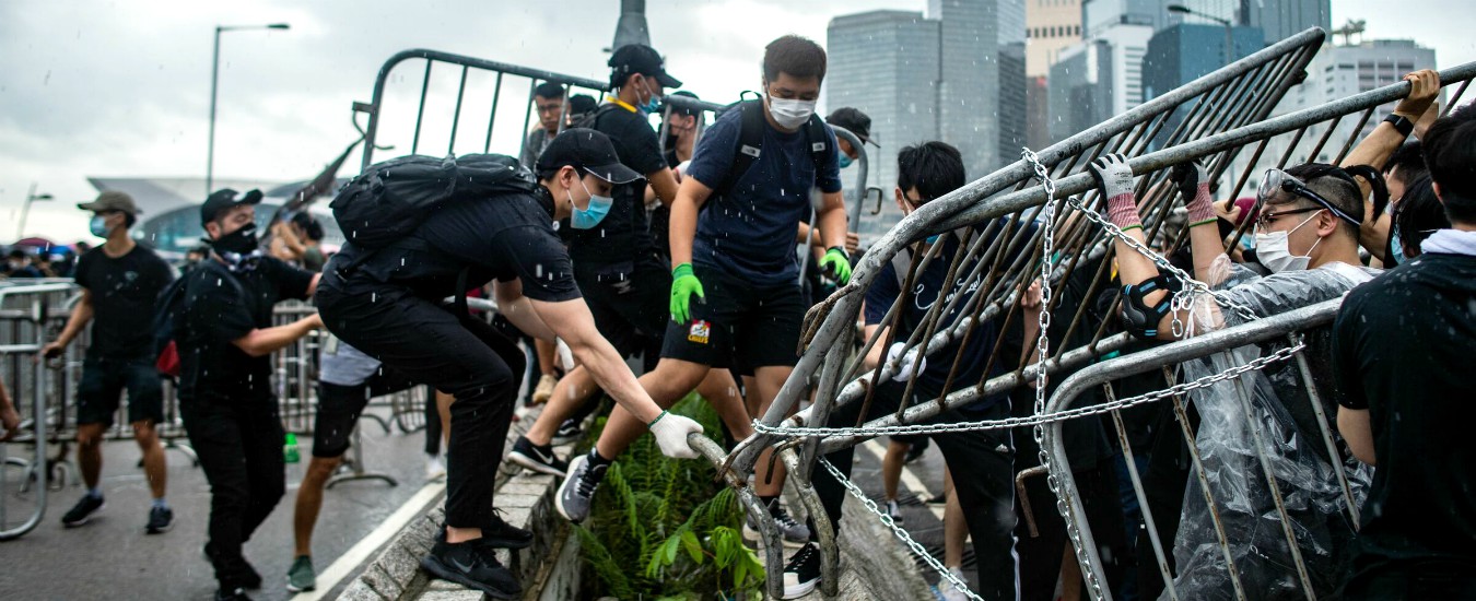 Hong Kong, il Parlamento sospende i lavori sulla legge per l’estradizione in Cina. Scontri violenti: 72 feriti, due gravi