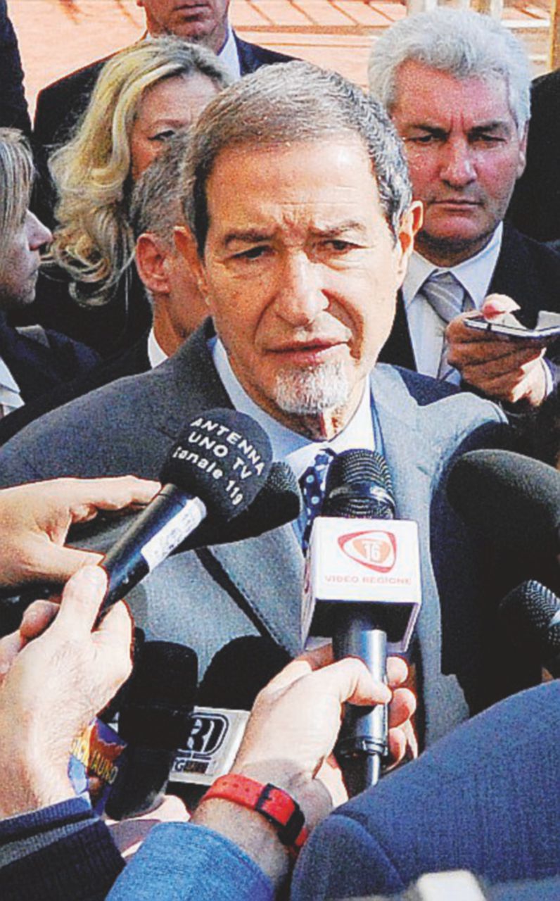 Copertina di La “questione morale” finisce in rissa