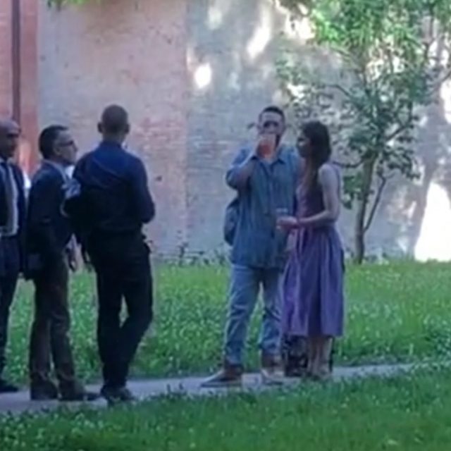 Amanda Knox, la statunitense al cocktail party del festival di Giustizia penale a Modena: sorrisi e spritz col fidanzato