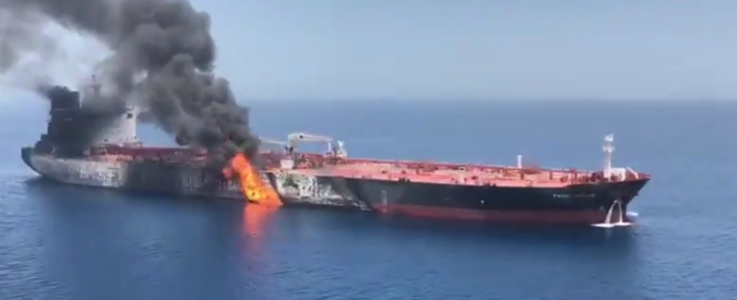 Copertina di Oman, le immagini delle petroliere in fiamme. Tensione tra Usa e Iran: “C’è stato un attacco”