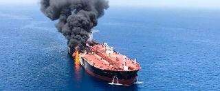 Copertina di Oman, video Usa su attacco petroliere: “Pasdaran rimuovono mina da nave”. Ma equipaggio: “Colpiti da oggetto volante”
