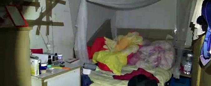 Prato, blitz della Polizia in un capannone dormitorio: operai vivevano sul luogo di lavoro