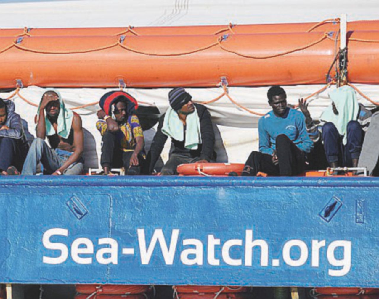 Copertina di La Sea Watch a 16 miglia da Lampedusa, Salvini riparte con la litania “porti chiusi”