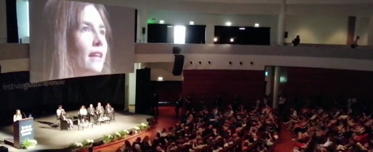 Copertina di Modena, Amanda Knox: “Sepolta sotto una montagna di fantasie da tabloid. Su me creata una storia falsa”