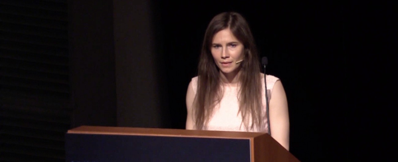 Copertina di Modena, Amanda Knox si commuove al Festival della Giustizia: “Onorata di essere qui”