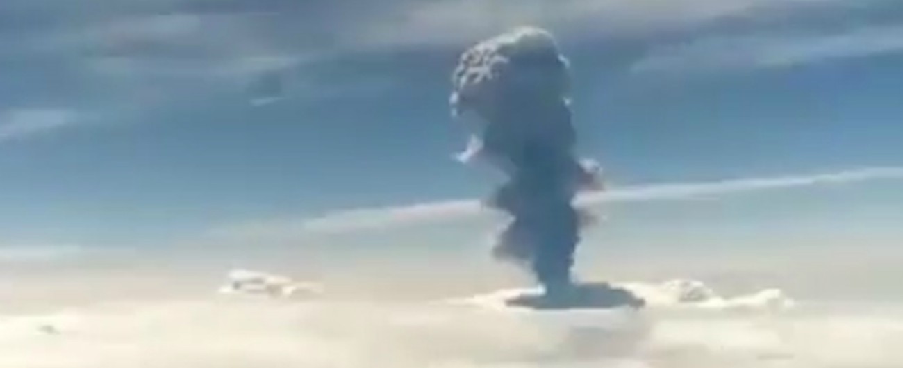 Copertina di Messico, l’eruzione del vulcano è poderosa. La colonna di cenere sfiora la stratosfera: le immagini sono impressionanti