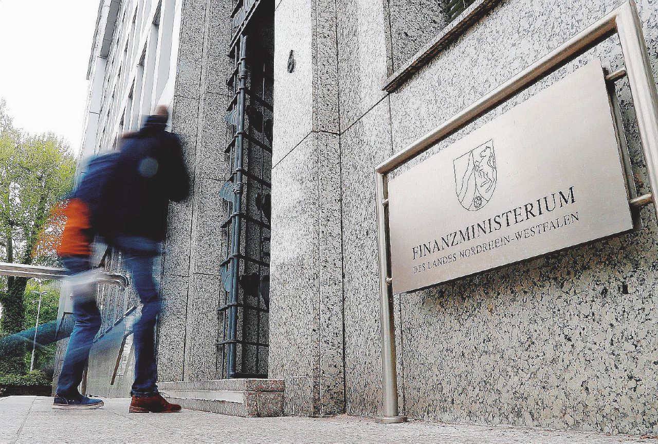 Copertina di Multe, prigione e agevolazioni. La ricetta tedesca anti-evasori