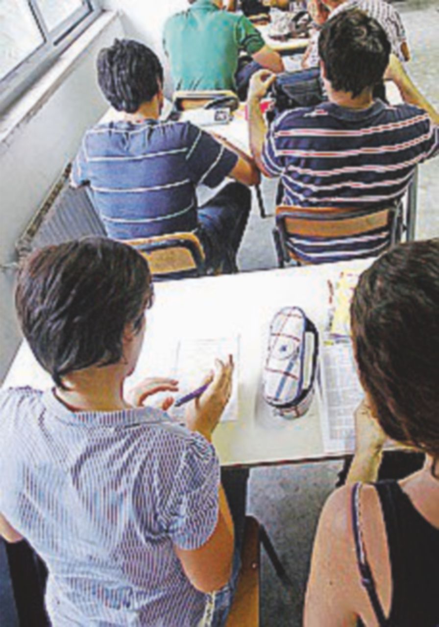 Suicida  prof accusato di aver avuto rapporti  con due studentesse