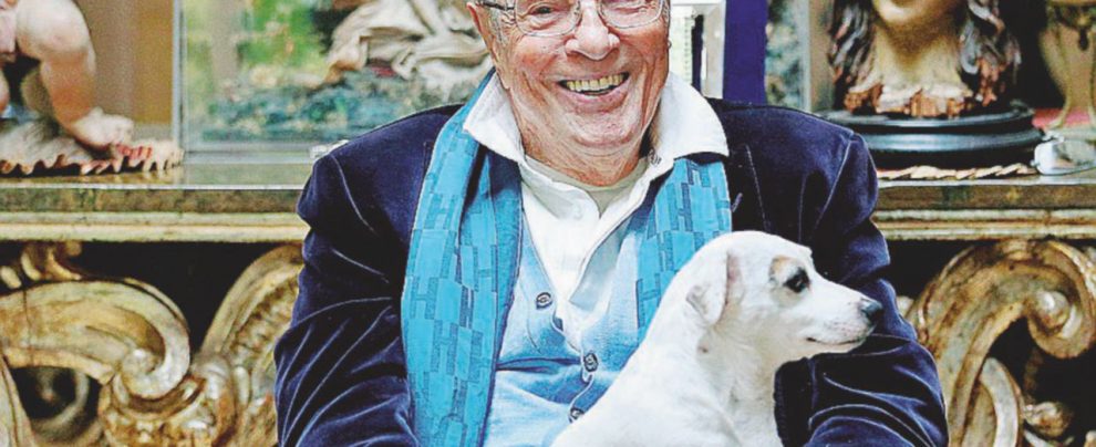 Mura domestiche - Il regista Franco Zeffirelli nel suo appartamento di Roma - Ansa Zeffirelli, falso e cattivo: il genio dietro l’immagine perbenista