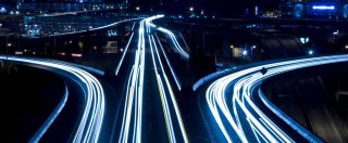 Copertina di Auto e infrastrutture che comunicano per rendere le strade più scorrevoli e sicure, un progetto europeo