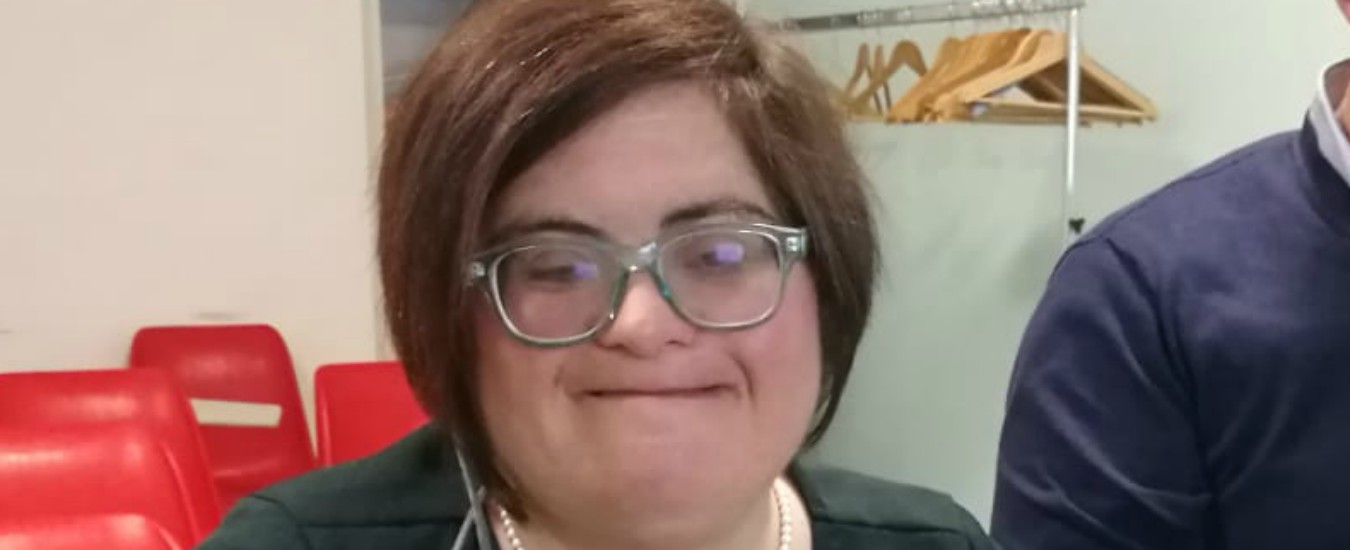 Copertina di “Abbiamo assunto Francesca, con sindrome di down. Da quando c’è lei si lavora meglio: ci abbraccia tutte le mattine”