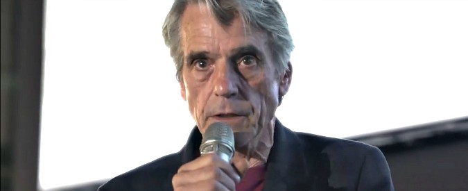 Copertina di Cinema America, Jeremy Irons: “Ricordiamoci l’umanità, ciò che è accaduto 70 anni fa non torni a gettare i semi”