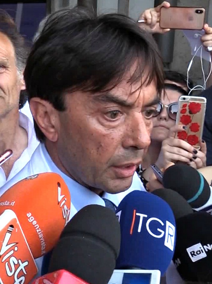 Copertina di Camilleri, il bollettino medico: “Condizioni restano critiche, è attaccato alle macchine per respirare”