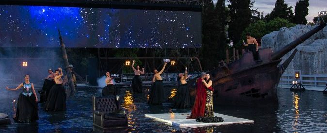 Siracusa, sul palco del teatro greco l’Elena di Euripide: “Carica sulle spalle del pubblico tutto il peso dell’attuale politica sui migranti”