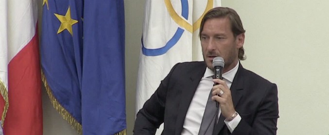 Copertina di Totti lascia la Roma: “Mi sono dimesso ma non per colpa mia. Non mi hanno dato la possibilità di esprimermi”