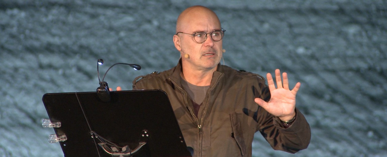 Copertina di Luca Zingaretti al Festivaldera commuove il pubblico con la lettura di ‘Poco più che persone’: “Se fosse vostro figlio ad avere bisogno di un rene?”